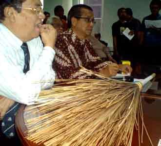 KY Dihadiahi Sapu Lidi