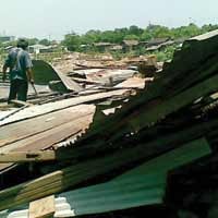 Satpol PP Kembali Tertibkan Bangunan di Jagir Wonokromo 