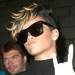 Rihanna Tampil Menggoda Dengan Gaun Transparan