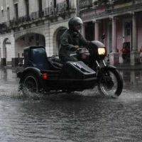 Naik Motor Aman Saat Hujan 