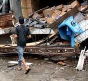 Gempa Seminggu Berlalu, Ros Masih Mengais Tanah Sembari Menangis