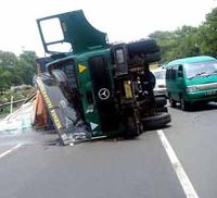 Truk Kontainer Terbalik di Jagorawi