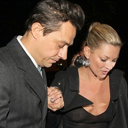 Kate Moss Pamer Dada di Fesyen Show