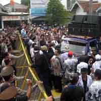 Bupati Banyuwangi Digoyang Ribuan Guru