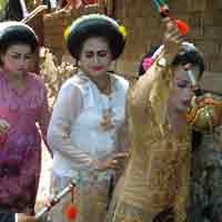 105 Wanita Diwisuda sebagai Penari Tayub