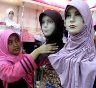 Hipnotis Kaum Hawa Lewat Busana