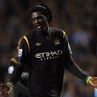 Adebayor Menyesal Injak Van Persie