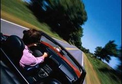 Pengendara Mobil Atap Terbuka Berisiko Tuli 