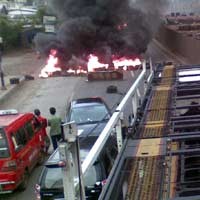 Warga Bebaskan 50 Mobil yang Disandera