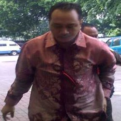 Sambil Merokok, Sigid Masuk Tahanan dengan Santai