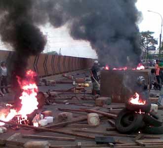 Warga Blokir Jalan Cacing