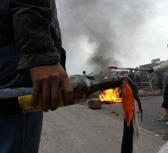 Bom Molotov Blokir Jl. Cacing