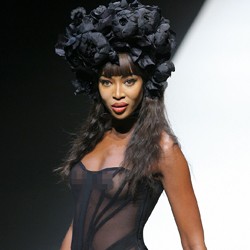 Naomi Campbell Pamer Dada di Runway
