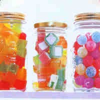 Membersihkan Stoples Kue