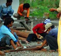 Korban Gempa Buat Rumah Bilik