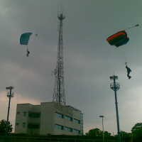 Heboh, Satu Penerjun Mendarat di Jalan Raya