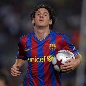 Figo Impikan Messi Berkostum Nerazzuri