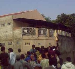 Ratusan Orang Padati Lokasi Penggerebekan 