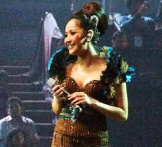 BCL Bergaun Indonesia Banget!