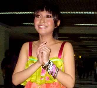 Rini Idol Bergaya Centil