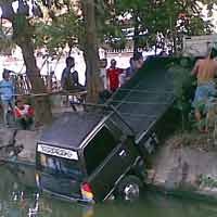 Lupa Normalkan Perseneling, Pick Up Nyemplung ke Kali