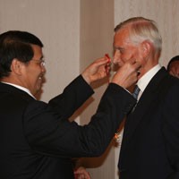 Menlu Wirajuda Sematkan Bintang Mahaputera pada Bot