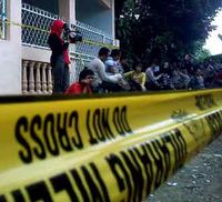 Warga Padati Lokasi Penggerebekan