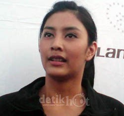 Tyas Mirasih Senang Berpakaian Casual 