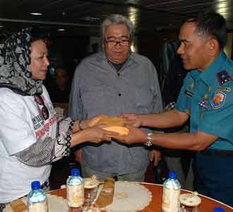TNI AL Bantu Korban Gempa