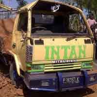 Truk Muat Pasir Terguling, 1 Orang Tewas