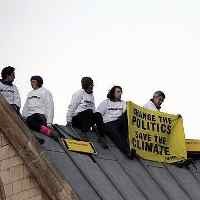 Aktivis Greenpeace Duduki Atap Gedung Parlemen Inggris