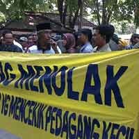 Tolak Kenaikan Retribusi, Pedagang Demo PD Pasar