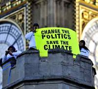 Greenpeace Duduki Atap Parlemen Inggris