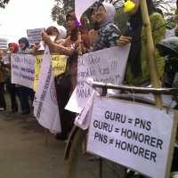 Oemar Bakri Tuntut Diangkat Jadi PNS