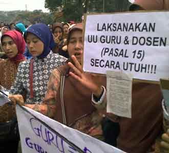 Ratusan Guru Tuntut Jadi PNS