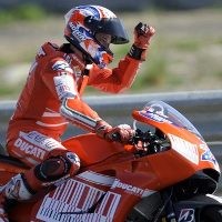 Stoner Memburu Hat-trick