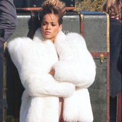 Rihanna Berbulu di Cover Album