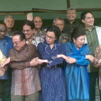 Rakor Perpisahan, Para Menteri Ekonomi Kebelet Foto-foto