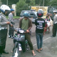 Panik Saat Dirazia, Sopir Kopaja Nekat Tabrak Polisi