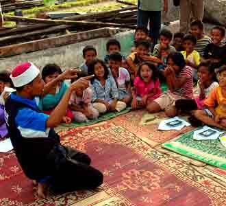 Hibur Korban Gempa dengan Dongeng