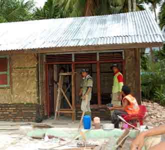 Bangun Rumah untuk Korban Gempa