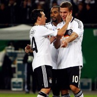 Podolski Selamatkan Muka Jerman