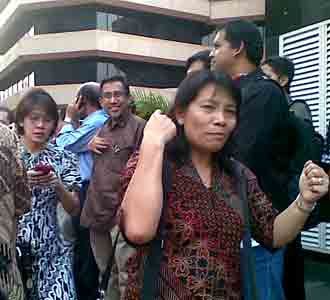 Karyawan Wisma Bakrie II Panik