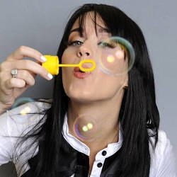 Katy Perry Gaet Weezer di Album Kedua