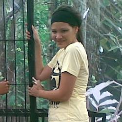 Melanie Subono Bagi-bagi Stiker Bareng Kera 