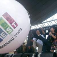 Tendang Balon Raksasa, Tanam Pohon dan Doa di Deathfest 4