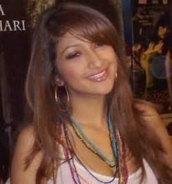 Ayu-Rahma Azhari Selalu Disuruh Sabar Oleh Ibunda