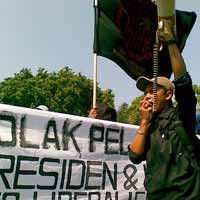 Belasan Mahasiswa Tolak Pelantikan SBY-Boediono