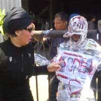 Gayatri Demo Century Lagi, Kali Ini Bawa Mummi