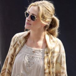 Julia Roberts Nge-bar di Pantai